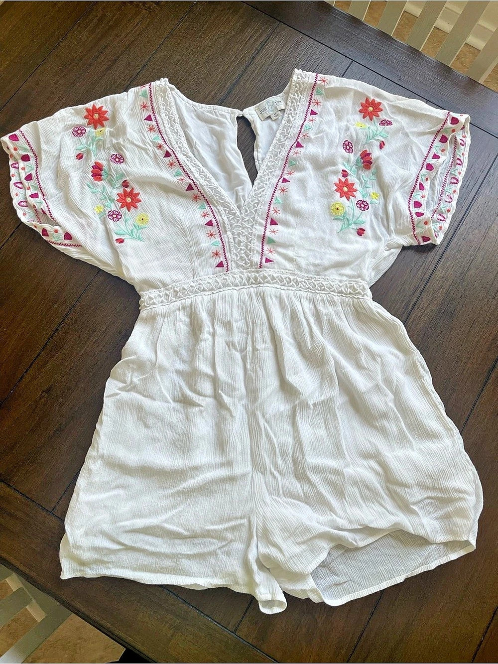 Jun & Ivy Floral Embroidered Romper in White Medium